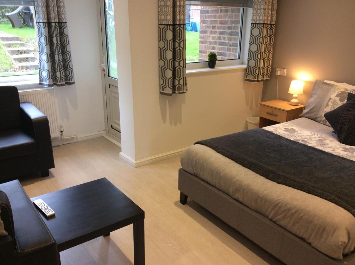 شقة Spacious Ground Floor Studio Flat - Easy Access To Stansted Airport, London And Cambridge بيشوبْسْ ستورتفورد المظهر الخارجي الصورة